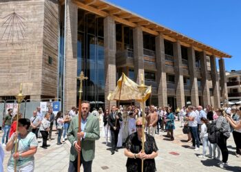 Los niños de Primera Comunión y la música de la banda acompañan al Santísimo en la procesión de Carbajosa