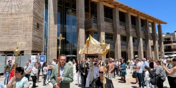 Los niños de Primera Comunión y la música de la banda acompañan al Santísimo en la procesión de Carbajosa
