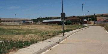 El Ayuntamiento limpia y desbroza caminos y parcelas municipales para minimizar el riesgo de incendios y la proliferación de plagas