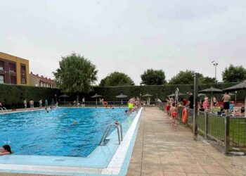 Medio millar de vecinos de Carbajosa inician la temporada de baño en la jornada de puertas abiertas de las piscinas municipales