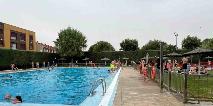 Medio millar de vecinos de Carbajosa inician la temporada de baño en la jornada de puertas abiertas de las piscinas municipales