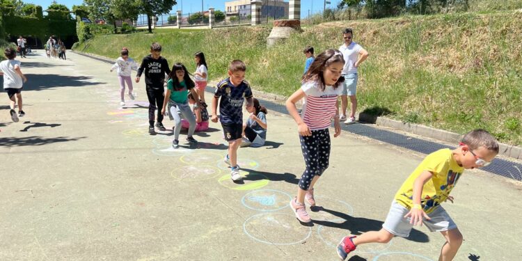 La rayuela más larga, manualidades, yoga familiar, el show de pompas y manualidades para todos los públicos llenan las calles de Carbajosa
