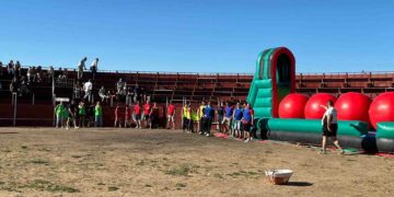 Gran ambiente festivo y diversión garantizada de peñas y jóvenes en el gran prix de Villares