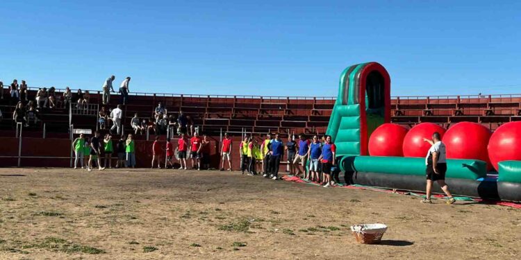 Gran ambiente festivo y diversión garantizada de peñas y jóvenes en el gran prix de Villares