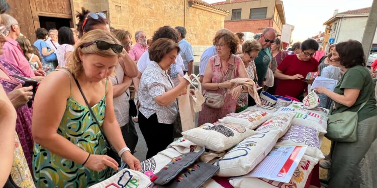 Los bordados solidarios de Madagascar llegan a Cabrerizos con ‘El Hilo y el Baobab’