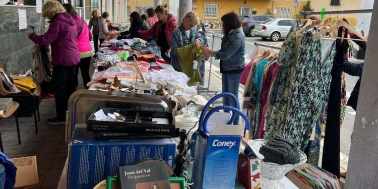 La solidaridad vecinal marca de nuevo el éxito del mercadillo de la Asociación de Mujeres de Cabrerizos