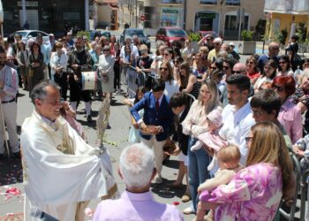 La bendición de los bebés nacidos este año marca la tradición del Corpus en Cabrerizos