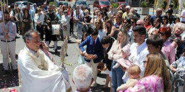 La bendición de los bebés nacidos este año marca la tradición del Corpus en Cabrerizos