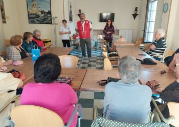 Los mayores de Carbajosa despiden los Paseos Saludables de Cruz Roja con una charla y un almuerzo sano