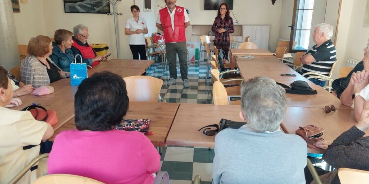 Los mayores de Carbajosa despiden los Paseos Saludables de Cruz Roja con una charla y un almuerzo sano