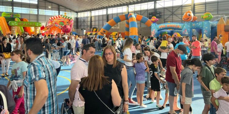 Los niños llenan los hinchables del parque infantil que despide las fiestas de Carbajosa