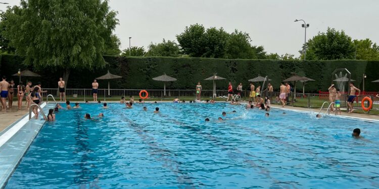 Carbajosa ofrece los nuevos servicios de Ludopiscina y Bibliopiscina para los usuarios desde el 3 de julio