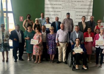 La jornada de convivencia anual de los mayores rinde homenaje a los nueve matrimonios de La Armuña que celebran sus Bodas de Oro