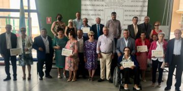 La jornada de convivencia anual de los mayores rinde homenaje a los nueve matrimonios de La Armuña que celebran sus Bodas de Oro
