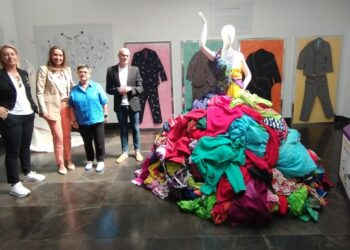 ‘ReciclArte’, una exposición para concienciar de la importancia de reciclar ropa y darle una segunda vida