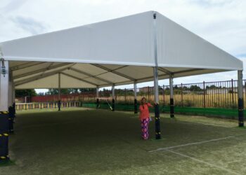 La carpa instalada en el colegio San Blas protegerá a los escolares en sus actividades en el patio exterior