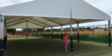 La carpa instalada en el colegio San Blas protegerá a los escolares en sus actividades en el patio exterior