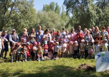 Niños y mayores dan vida a la Isla del Soto con la plantación de 15 nuevos árboles frutales