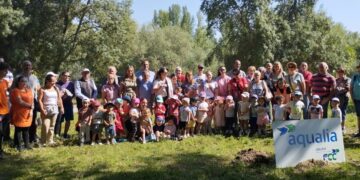 Niños y mayores dan vida a la Isla del Soto con la plantación de 15 nuevos árboles frutales
