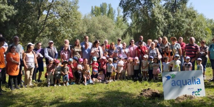Niños y mayores dan vida a la Isla del Soto con la plantación de 15 nuevos árboles frutales