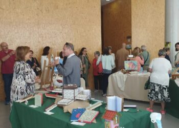 Los mayores exponen los trabajos artísticos realizados en los talleres de los centros municipales   