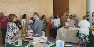 Los mayores exponen los trabajos artísticos realizados en los talleres de los centros municipales   