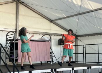 El espectáculo de circo y humor del XIII Festival de Teatro de Calle pone el broche final a las fiestas de Cabrerizos