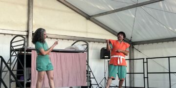 El espectáculo de circo y humor del XIII Festival de Teatro de Calle pone el broche final a las fiestas de Cabrerizos