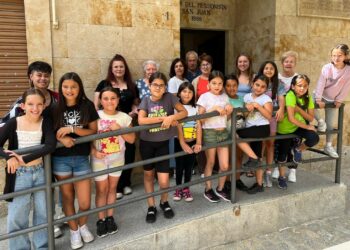 Niños y mayores de Villamayor comparten una tarde de diversión con los juegos de siempre
