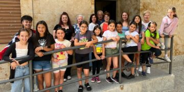 Niños y mayores de Villamayor comparten una tarde de diversión con los juegos de siempre