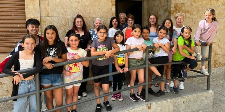 Niños y mayores de Villamayor comparten una tarde de diversión con los juegos de siempre