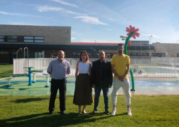 Los vecinos de Villares disfrutan de su primer chapuzón del verano en las piscinas municipales