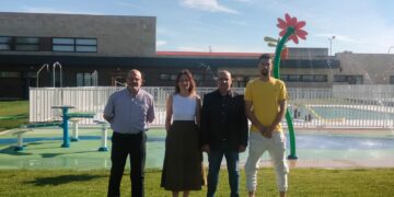 Los vecinos de Villares disfrutan de su primer chapuzón del verano en las piscinas municipales