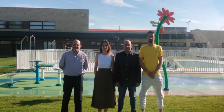 Los vecinos de Villares disfrutan de su primer chapuzón del verano en las piscinas municipales