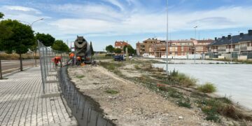 Comienza la obra del vallado perimetral para el cerramiento de la nueva pista deportiva de la Ronda Provincias