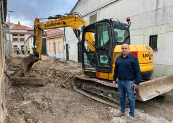La urbanización de la calle Rúa completa la renovación de la red de agua en la zona antigua del casco urbano de Villares