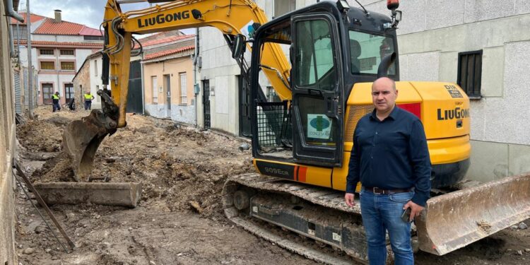 La urbanización de la calle Rúa completa la renovación de la red de agua en la zona antigua del casco urbano de Villares