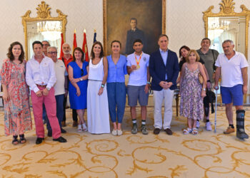 El atleta de ultradistancia Alberto Bravo es recibido por el alcalde de Salamanca tras su victoria en el Campeonato de España de 100 kilómetros