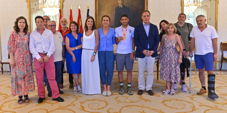 El atleta de ultradistancia Alberto Bravo es recibido por el alcalde de Salamanca tras su victoria en el Campeonato de España de 100 kilómetros