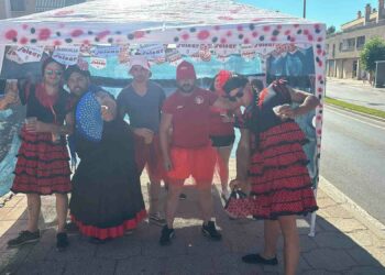 Gran ambiente y participación de las peñas en el ‘Charangazo’ de las Fiestas de Santa Marta