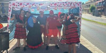 Gran ambiente y participación de las peñas en el ‘Charangazo’ de las Fiestas de Santa Marta