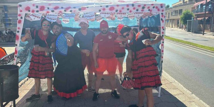 Gran ambiente y participación de las peñas en el ‘Charangazo’ de las Fiestas de Santa Marta