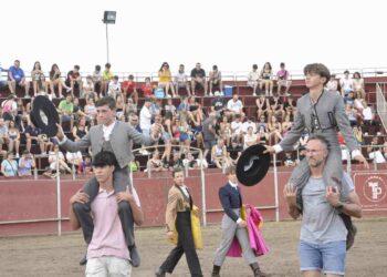 Víctor Pérez y Samuel Verdejo salen a hombros en la clase práctica de la Escuela de Tauromaquia