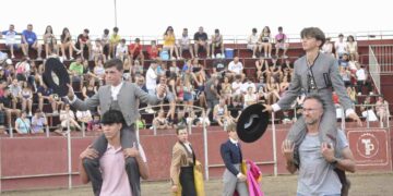 Víctor Pérez y Samuel Verdejo salen a hombros en la clase práctica de la Escuela de Tauromaquia