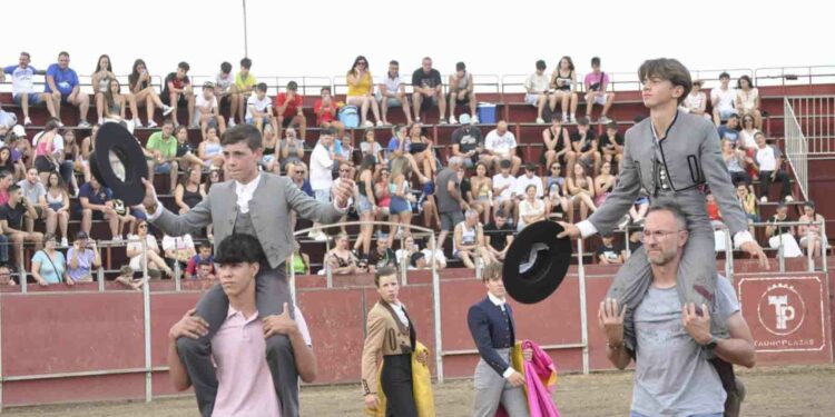 Víctor Pérez y Samuel Verdejo salen a hombros en la clase práctica de la Escuela de Tauromaquia