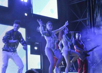 Miles de personas acuden al barrio del Carmen para disfrutar de la primera verbena de las Fiestas de Santa Marta