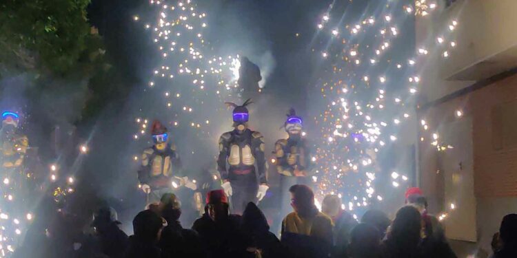 Noche mágica con el fuego, la pólvora y el sonido del Correfoc