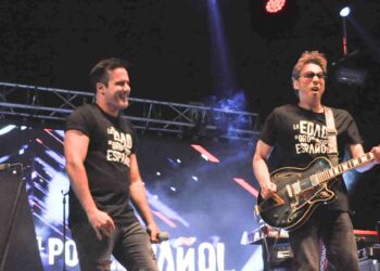 Casi 3.000 personas vibran con los temas clásicos del pop español y la música electrónica de Chimo Bayo