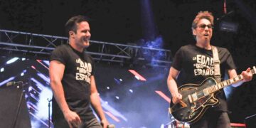 Casi 3.000 personas vibran con los temas clásicos del pop español y la música electrónica de Chimo Bayo