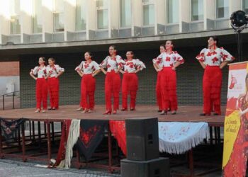 Tarde de arte, mantillas y faralaes en el certamen provincial de sevillanas